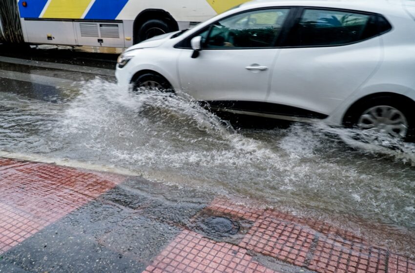  Διακόπηκε η κυκλοφορία σε κεντρικους δρόμους της Αθήνας λόγω πλημμύρας από τη βροχή