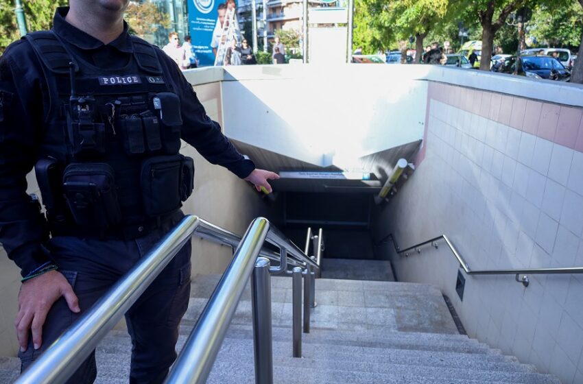  Χρυσαυγίτες εισέβαλαν με κουκούλες και ρόπαλα στο σταθμό του μετρό στο Σύνταγμα –  Τρομοκρατήθηκε ο κόσμος