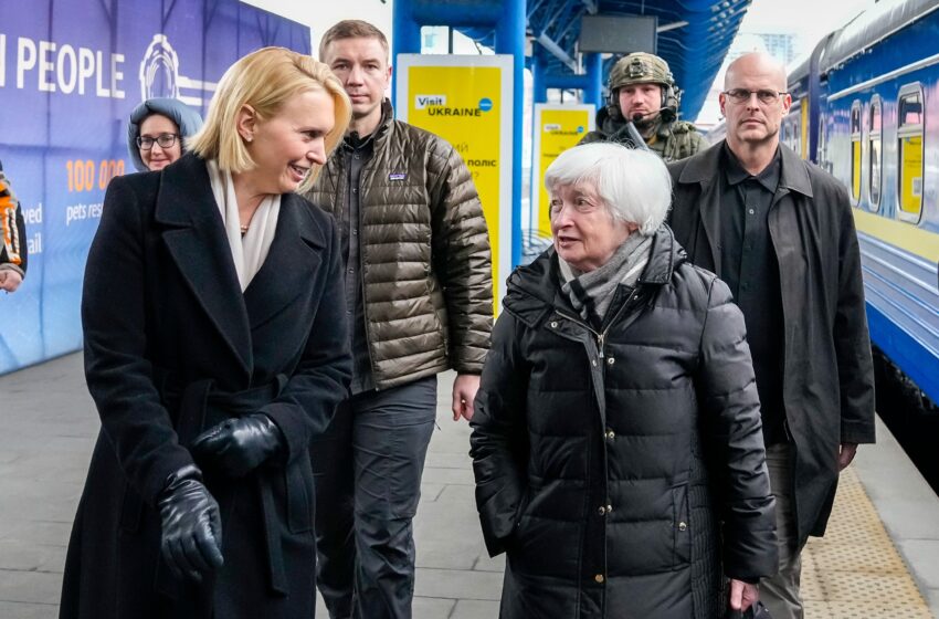  Αιφνιδιαστική επίσκεψη της Αμερικανίδας υπουργού Οικονομικών στο Κίεβο – Εκατομμύρια δολάρια για να στηριχθεί η ουκρανική οικονομία