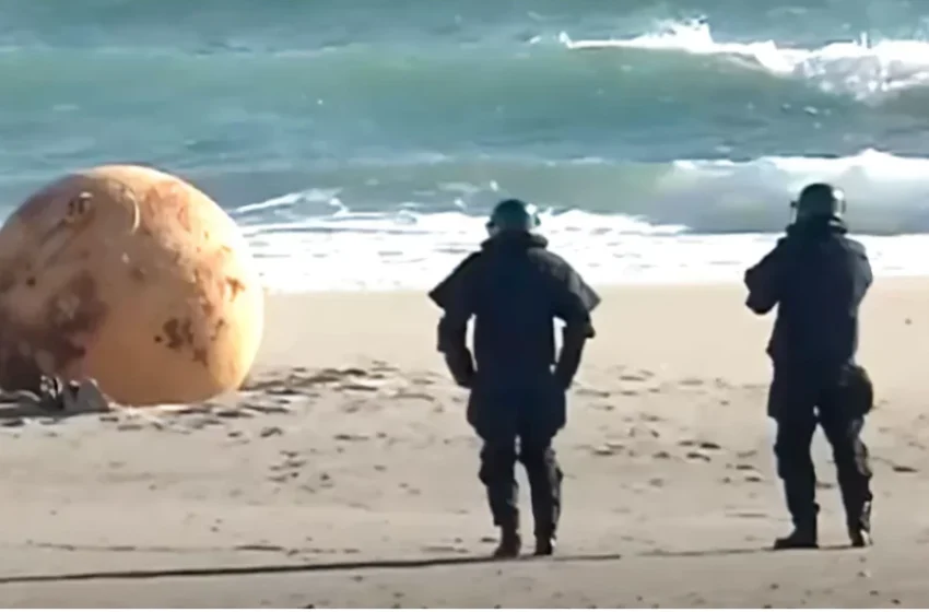  Ιαπωνία: Μυστήριο και συνωμοσίες για μεγάλη σιδερένια μπάλα που ξεβράστηκε σε ακτή (vid)