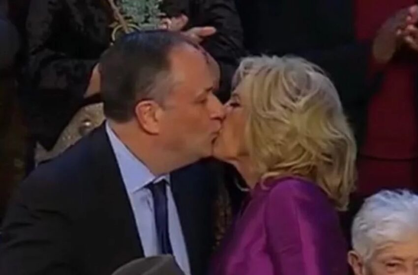  Σάλος με το…  φιλί στο στόμα της Τζιλ Μπάιντεν στον σύζυγο της Καμάλα Χάρις
