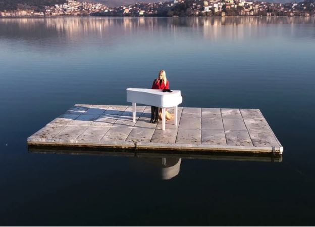  Μοναδικό θέαμα: Παίζει πιάνο στη μέση της λίμνης της Καστοριάς (vid)
