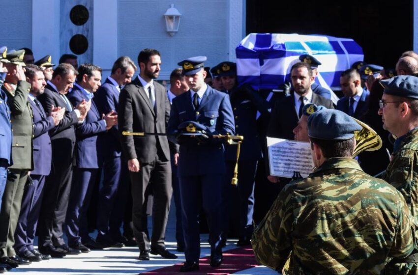  Ράγισαν καρδιές στην κηδεία του υποσμηναγού στην Τρίπολη – Συγκλόνισαν οι γονείς του (εικόνες)