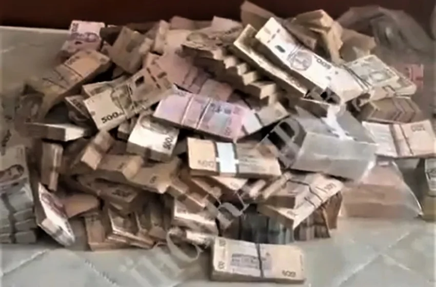  Σάλος στην Ουκρανία: Βρέθηκε 1 εκατ. ευρώ κρυμμένο στον καναπέ του πρώην Υπουργού Άμυνας