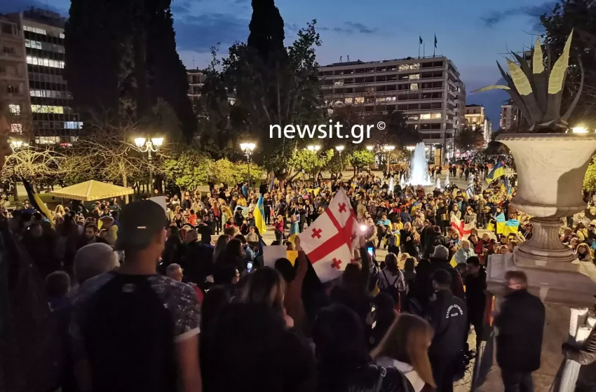  Πορεία Ουκρανών στο κέντρο της Αθήνας: “Η Μαριούπολη θα γίνει ξανά δική μας”
