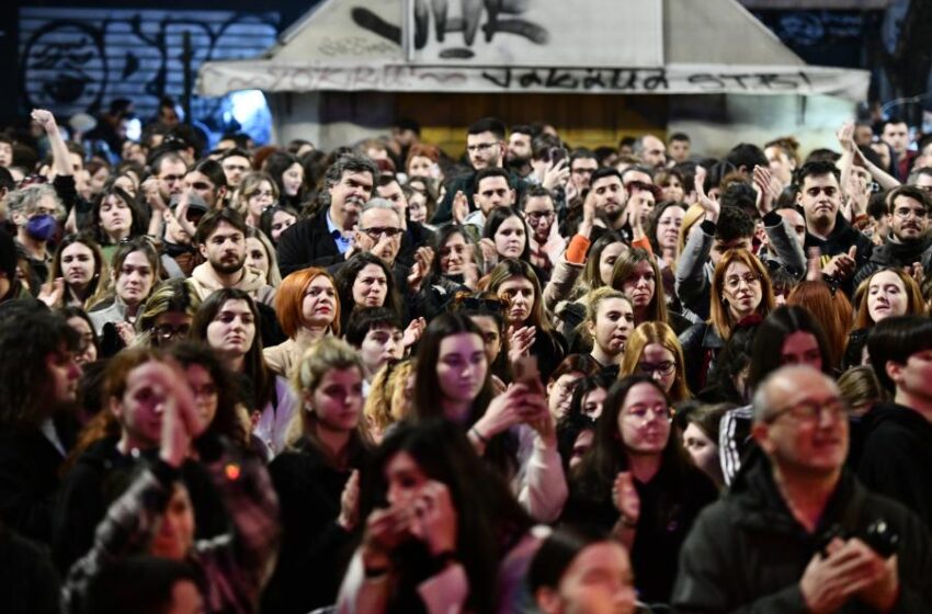  Συναυλία στο ΡΕΞ: Χιλιάδες πολίτες ξανά στο πλευρό των καλλιτεχνών (εικόνες)