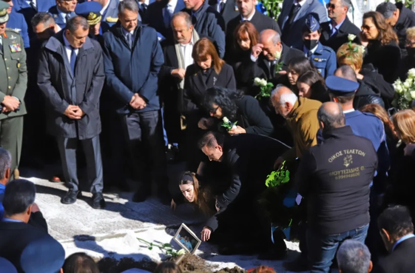  Κηδεία Τσιτλακίδη: Η στιγμή που η κοπέλα του κατέρρευσε πάνω στον τάφο (εικόνες)