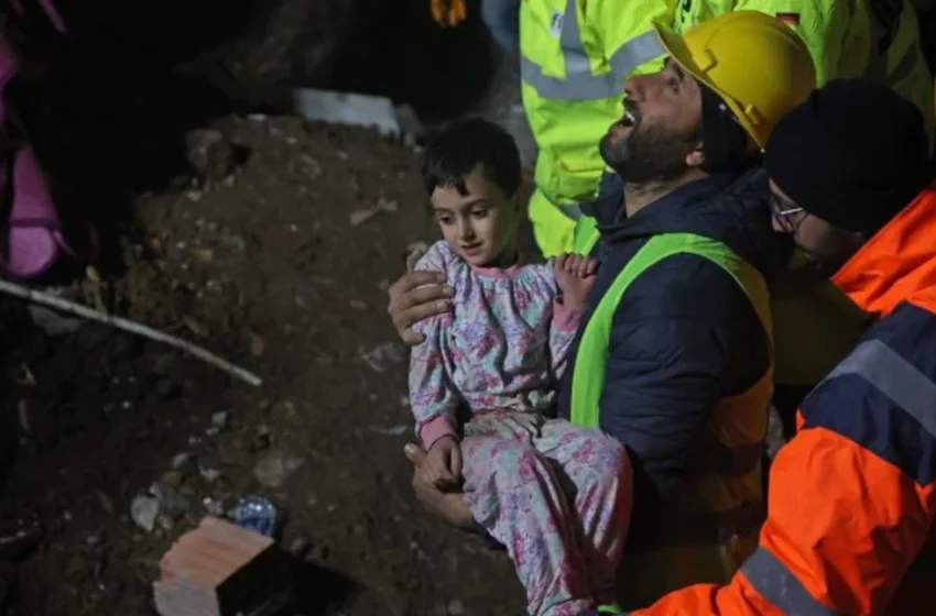  Τουρκία: Βγήκε ζωντανή με το γιό της μετά από 68 ώρες στα ερείπια