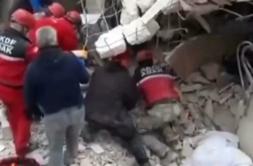  Βίντεο σοκ από Τουρκία: Η στιγμή που συντρίμμια πλακώνουν τους διασώστες
