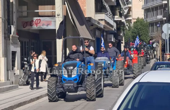  Λαμία: Γέμισε τρακτέρ η πλατεία  – Οι αγρότες, έριξαν δεκάδες κιλά γάλα και ζωοτροφές ( εικόνες ), (vid)