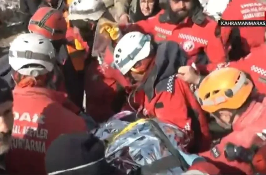  Τουρκία: 42χρονη ανασύρθηκε ζωντανή μετά από 222 ώρες – H στιγμή που μεταφέρουν το φορείο