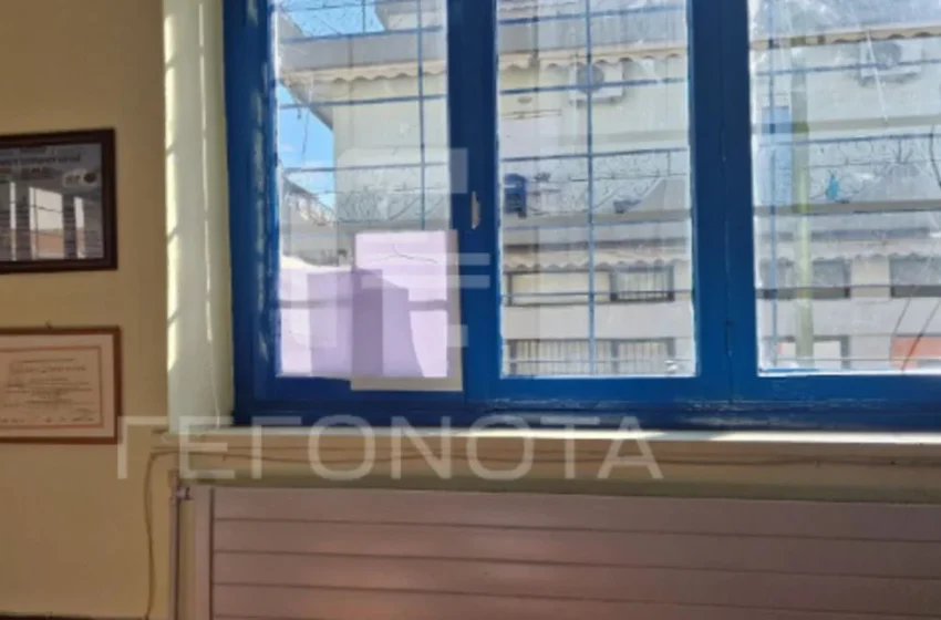  Βόλος: Επίθεση με καδρόνια 20 κουκουλοφόρων σε 3 σχολεία – Έσπασαν παράθυρα (εικόνες)