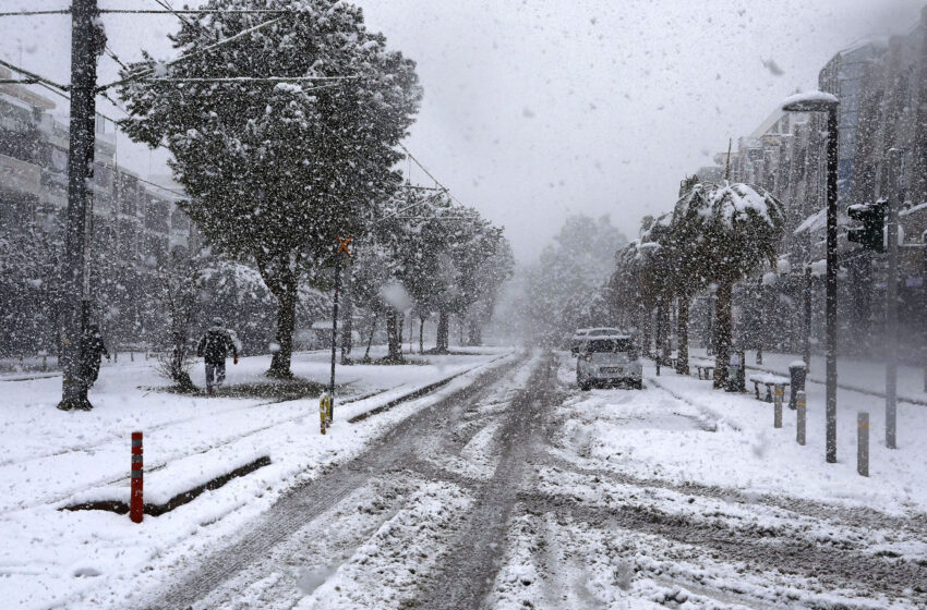  Κλειστοί οι δρόμοι στη Πάρνηθα λόγω χιονιού