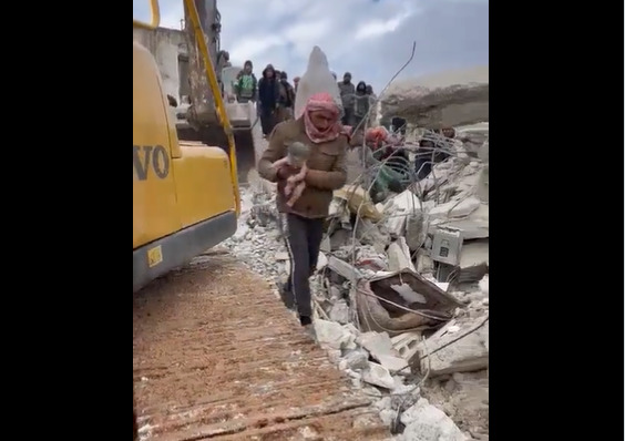  Συγκλονιστικό/Σεισμός- Συρία: Γέννησε κάτω από τα ερείπια και πέθανε – Σώο το βρέφος (vid)