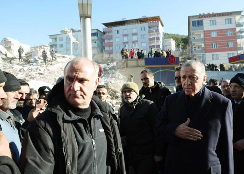  Ανάλυση/ Ερντογάν μετά τους σεισμούς: Εκτροπή ή στρατηγική ήττα στις εκλογές;