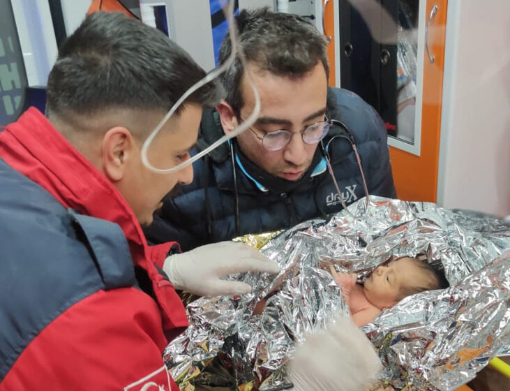  Τουρκία: Ανασύρθηκε ζωντανό βρέφος 10 ημερών μαζί με τη μητέρα του