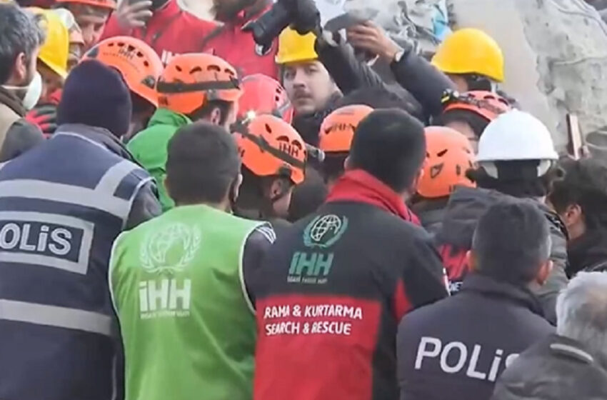  Τουρκία: Ανασύρθηκαν ζωντανοί έξι άνθρωποι – Ξέπασαν σε κλάματα οι διασώστες (vid)