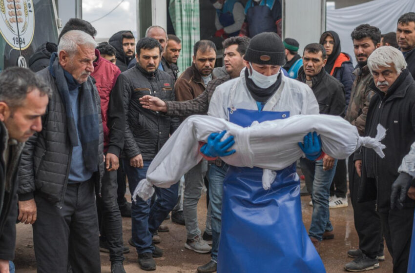  Σκηνές ολέθρου, με τον αριθμό των νεκρών να ανεβαίνει συνταρακτικά – Σοροί στους δρόμους – Το έγκλημα της “αμνηστίας” της κυβέρνησης Ερντογάν (εικόνες)