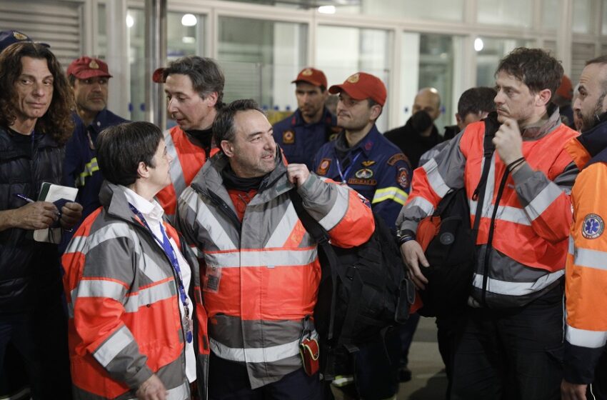  Συγκίνηση στην υποδοχή των διασωστών της ΕΜΑΚ που συμμετείχαν στις επιχειρήσεις ανεύρεσης επιζώντων στην Τουρκία