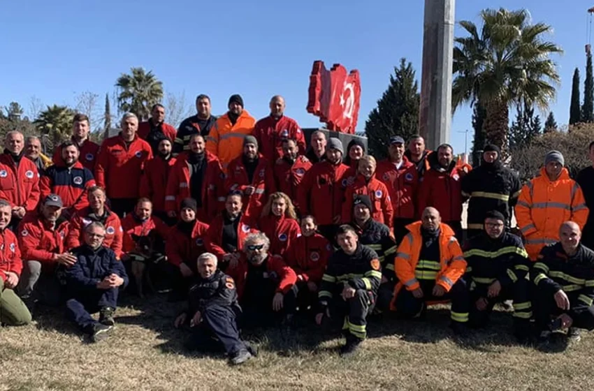  Τουρκία: Με χειροκροτήματα υποδέχτηκαν την Ελληνική Ομάδα Διάσωσης στην Κωνσταντινούπολη