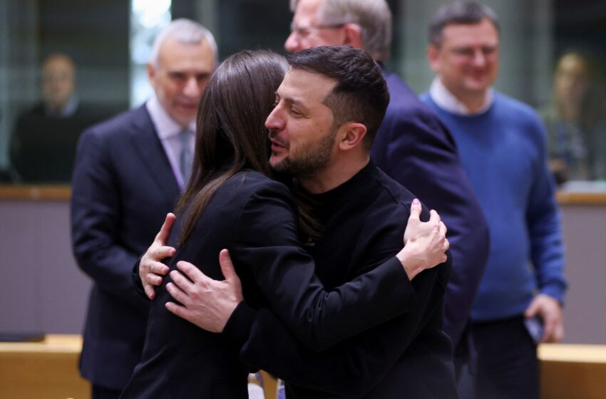  Η θερμή αγκαλιά του Ζελένσκι με την Σάνα Μαρίν που έκανε τον γύρο του διαδικτύου