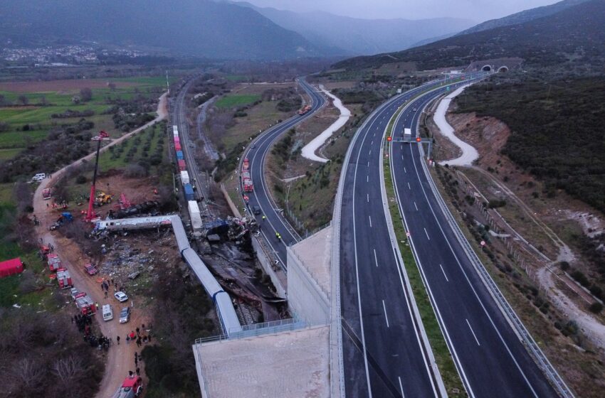  Εθνική τραγωδία στα Τέμπη: Σοκάρουν οι εικόνες και οι μαρτυρίες των επιβατών – “Γυναίκες έκλαιγαν, φώναζαν. Ευτυχώς κάποιος κατάφερε να ανοίξει την πόρτα”