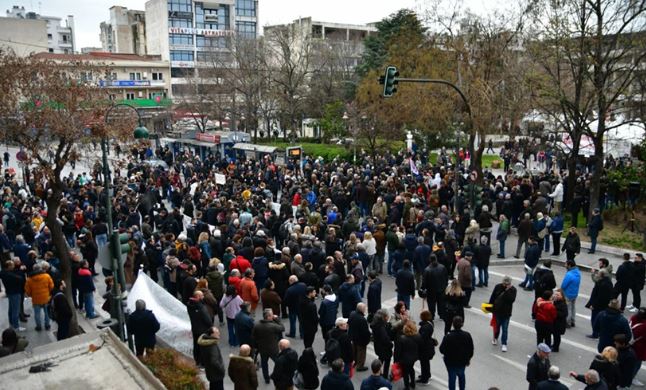  Μεγάλη πορεία στη Λάρισα: “Η άνοιξη σταμάτησε στα Τέμπη” (vids)