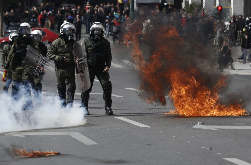  ΣΥΡΙΖΑ: ”Η κυβέρνηση Μητσοτάκη έδωσε εντολή να ρίξουν δακρυγόνα σε ειρηνική συγκέντρωση για τα θύματα στα Τέμπη”