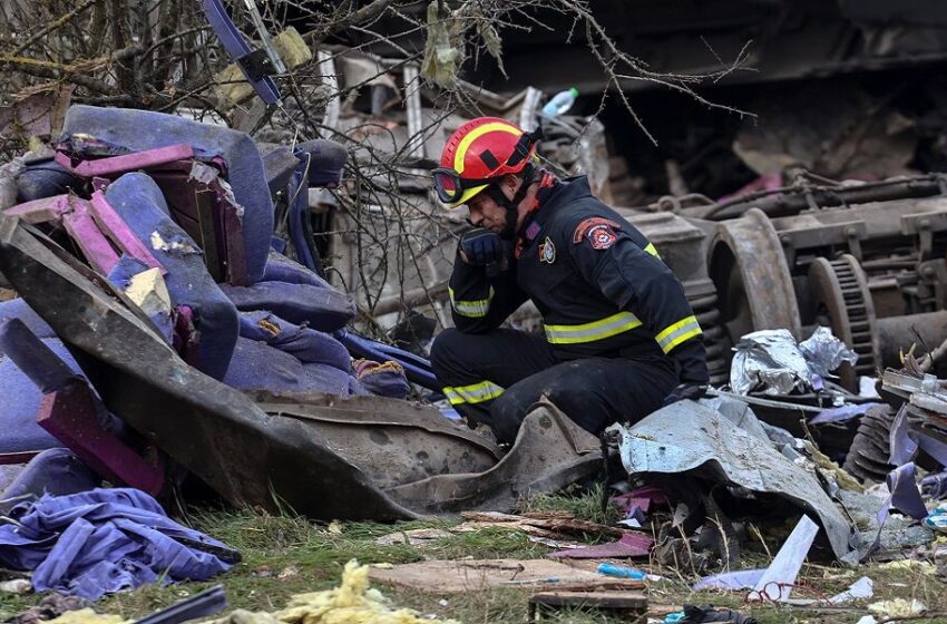  Τραγωδία στα Τέμπη: Αποθέωση για τον διασώστη της ΕΜΑΚ και προπονητή του ΠΑΟΚ που ”λύγισε” στο σημείο του δυστυχήματος (vid)