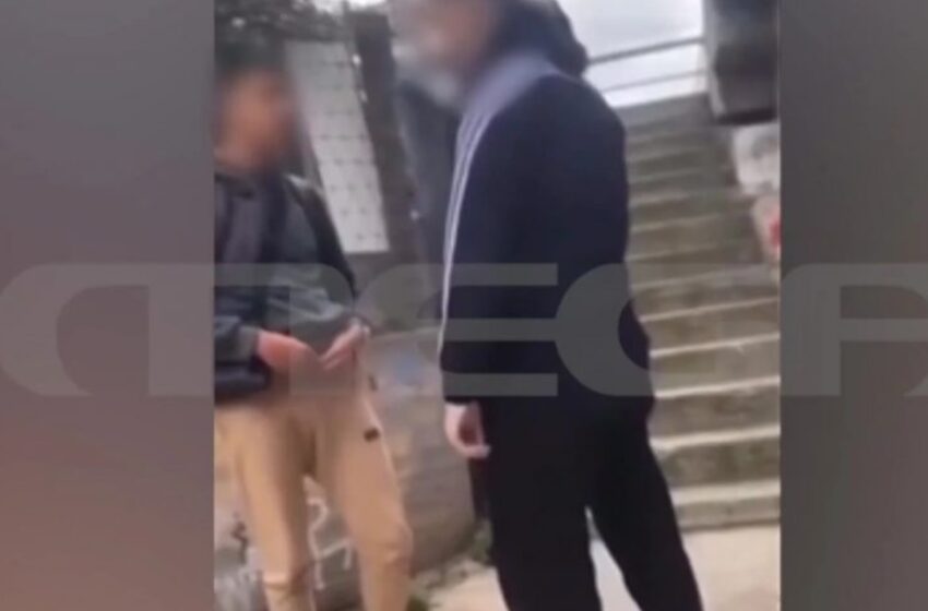  Νέο περιστατικό βίας: Άγριος ξυλοδαρμός 15χρονου έξω από το σχολείο (σκληρό vid)