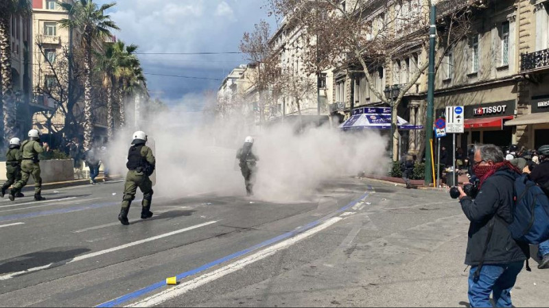  Επεισόδια στη διαδήλωση για τα Τέμπη – Επίθεση της αστυνομίας με χημικά σε μια ειρηνική διαδήλωση (vid)