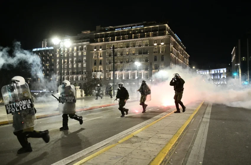  Επεισόδια σε Αθήνα, Θεσσαλονίκη και Λάρισα μετά τις πορείες για τα Τέμπη