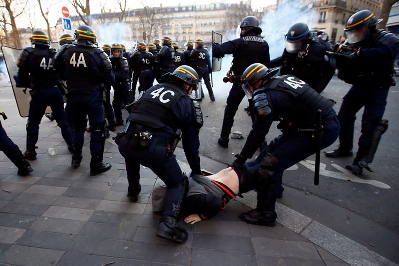  Γαλλία: Σε κώμα δύο διαδηλωτές – Παρέμβαση εισαγγελέα για την αστυνομική βία- Καταρρέει στις δημοσκοπήσεις ο Μακρόν