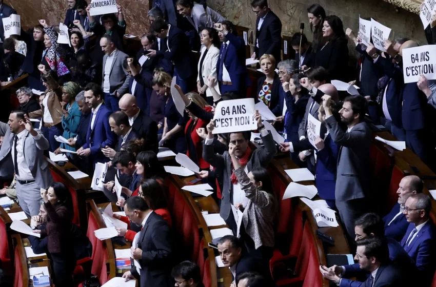  Υπό πίεση ο Μακρόν στη Γαλλία: Αντιμέτωπος με δύο προτάσεις μομφής