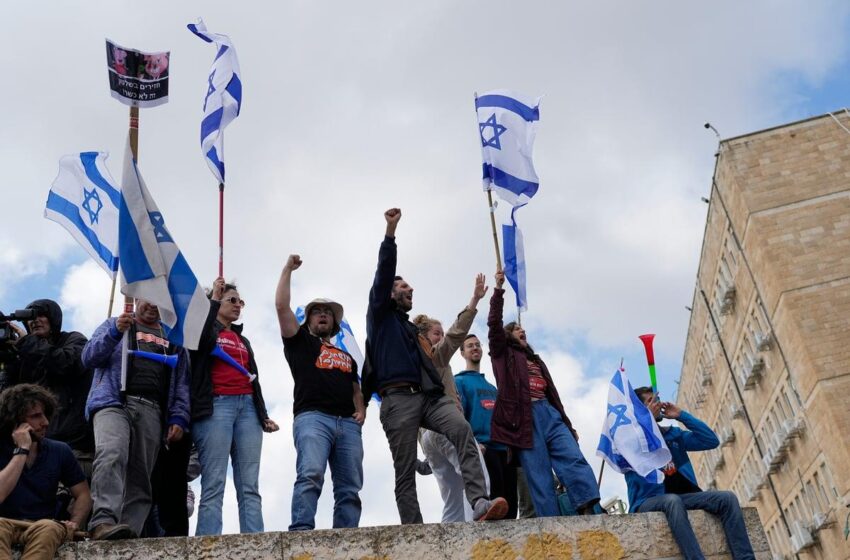  Φουντώνει η ένταση στο Ισραήλ: Χιλιάδες διαδηλωτές στους δρόμους – Κάλεσμα Νετανιάχου για αποφυγή βίας (vid)
