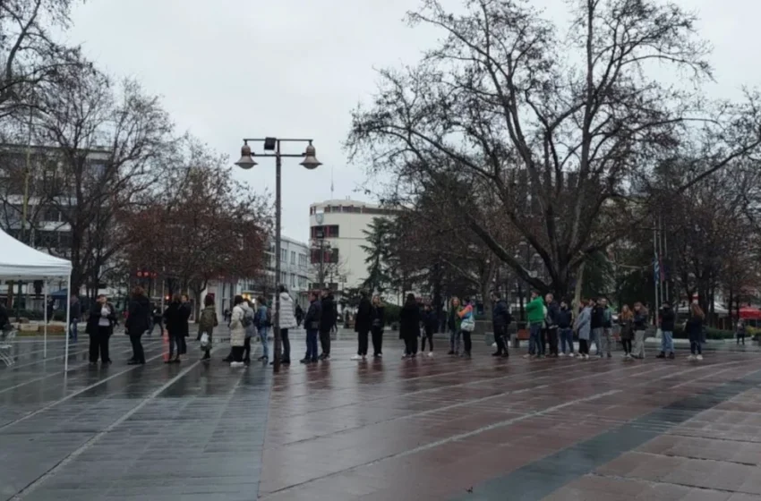  Λάρισα: Ουρές πολιτών υπό βροχή για να δώσουν αίμα! (vid)