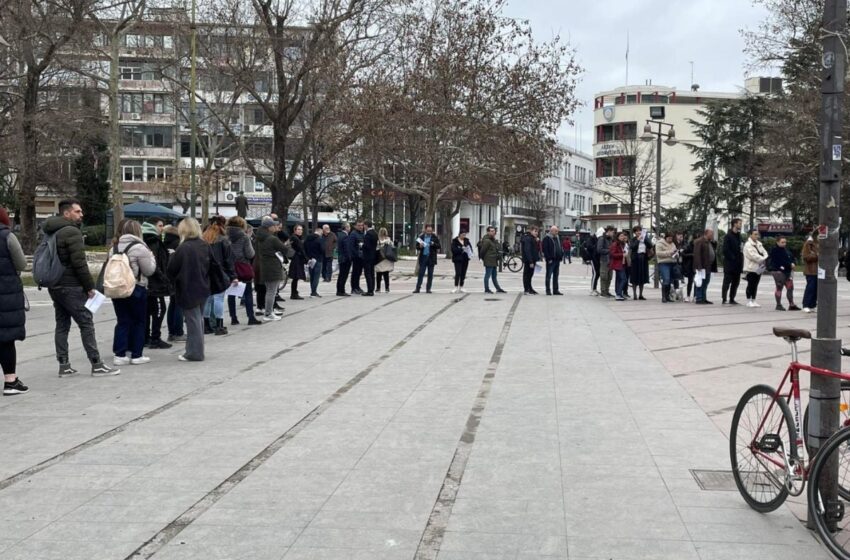  Λάρισα: Ουρές για την έκτακτη αιμοδοσία στην κεντρική πλατεία μετά την έκκληση του Ερυθρού Σταυρού