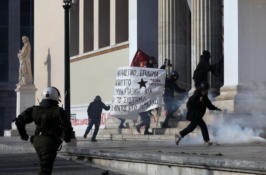  Τα ΜΑΤ προσπάθησαν να μπουν στην Πρυτανεία του ΕΚΠΑ (εικόνες, vid)