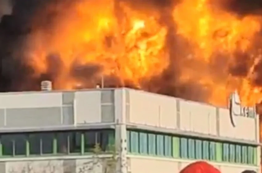  Ιταλία: Μεγάλη φωτιά σε εργοστάσιο χημικών στη Νοβάρα
