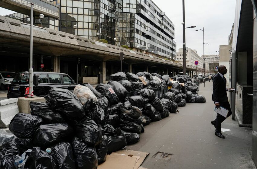  Ατελείωτη χωματερή το Παρίσι: Πλημμύρισαν οι δρόμοι από 10 τόνους σκουπιδιών (εικόνες)