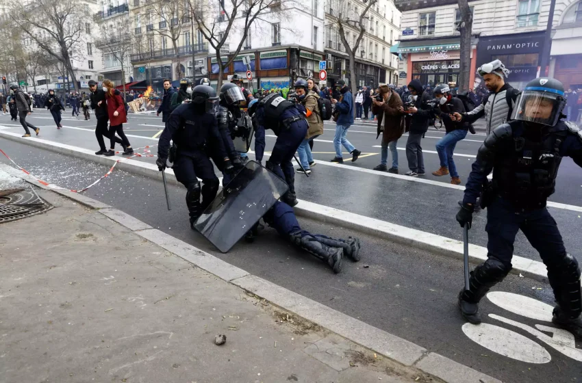  Βίντεο σοκ από το “φλεγόμενο” Παρίσι – Σέρνουν αστυνομικό από τα πόδια για να τον σώσουν