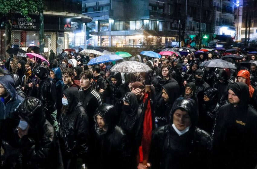  Πορεία διαμαρτυρίας για τα Τέμπη: Πλημμύρισαν οι δρόμοι της Αθήνας – “Το σύστημα μας παίρνει τις ζωές” (εικόνες, vid)