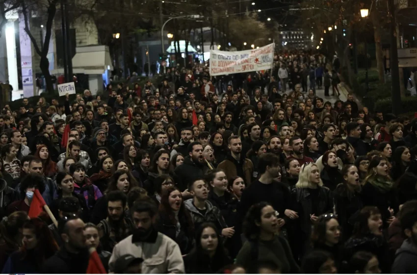  Συλλαλητήρια οργής από χιλιάδες νέους και επεισόδια σε Αθήνα, Θεσσαλονίκη, Λάρισα – “Δεν είναι δυστύχημα, είναι δολοφονία” (εικόνες)