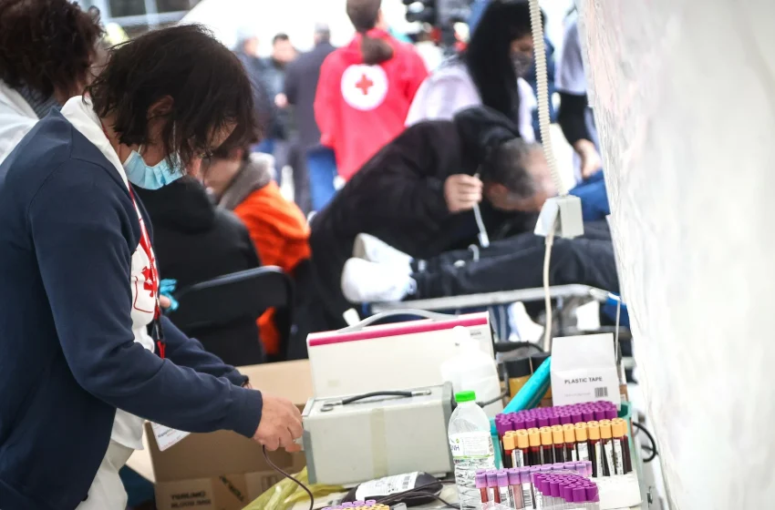  Αλληλεγγύη: Συγκεντρώθηκαν 8,5 χιλιάδες φιάλες αίματος για τους τραυματίες των Τεμπών