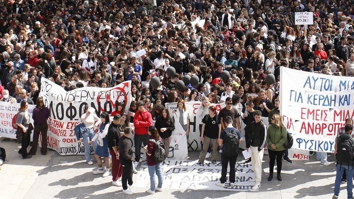  Ρόδος: Μεγάλη συγκέντρωση διαμαρτυρίας για το δυστύχημα στα Τέμπη