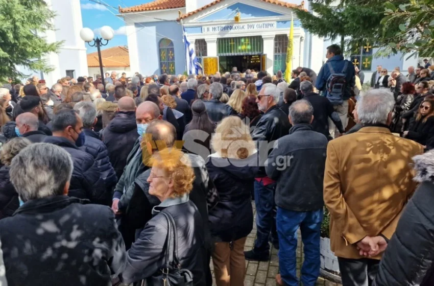 Τέμπη: Πλήθος κόσμου και οδύνη στην κηδεία της 28χρονης Ελπίδας – Εκεί και ο Τσίπρας (vid)