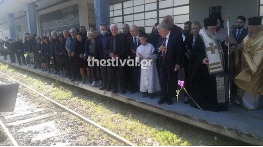  Θεσσαλονίκη: Επιμνημόσυνη δέηση στο σιδηροδρομικό σταθμό για τους νεκρούς των Τεμπών