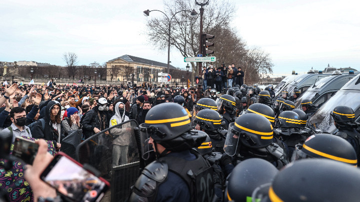  Γαλλία: Πάνω από 300 συλλήψεις  στις διαδηλώσεις για το συνταξιοδοτικό
