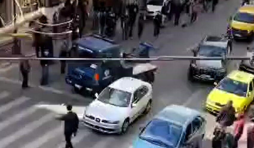  Νέο βίντεο από την πορεία του γερανού της αστυνομίας που πέφτει σε διαδηλωτές (vid)