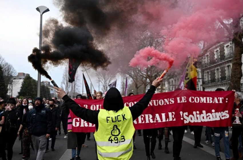  Politico: Έχει διαλύσει ο Μακρόν τη Γαλλία;